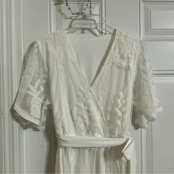 Elegant White Lace Dress - Picture 2 of 11